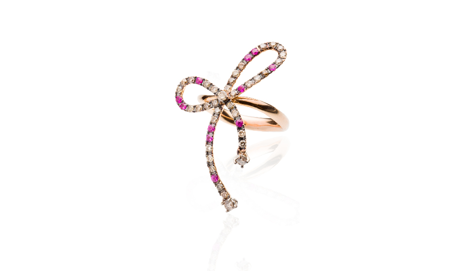 <p>Sortija en oro rosa 18ktes con zafiros rosa, diamantes blancos y champagne</p>