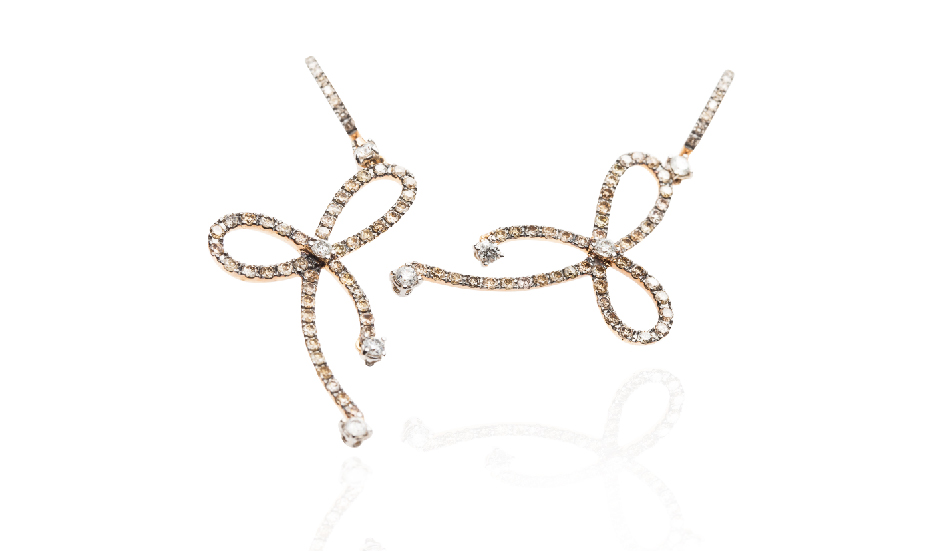 <p>Orecchini in oro rosa 18kt con diamanti bianchi e champagne</p>