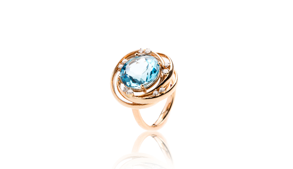 <p>18kt pink gold ring with blue topaz and diamonds</p>