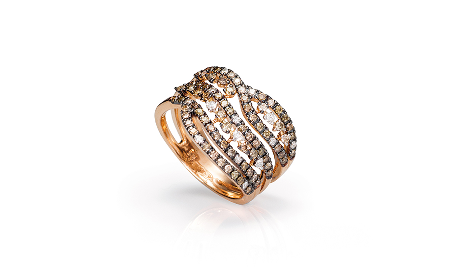 <p>18kt pink gold ring with white and brown diamonds</p>